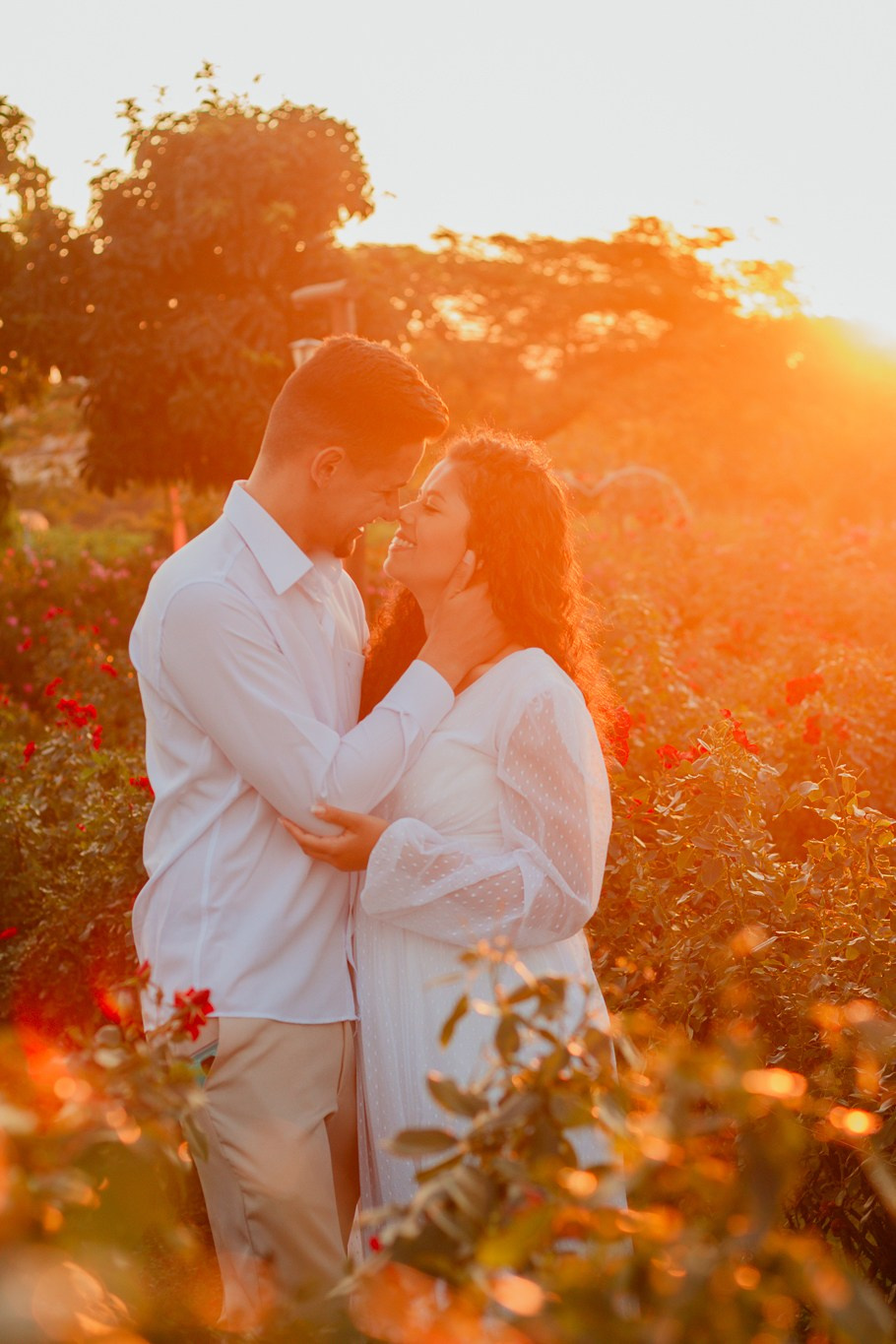 Ensaio de Casal em Holambra no Campo de Flores e Pôr do Sol | Joyce Maria Fotografia. Joyce Maria Fotografia | Fotógrafa em Holambra