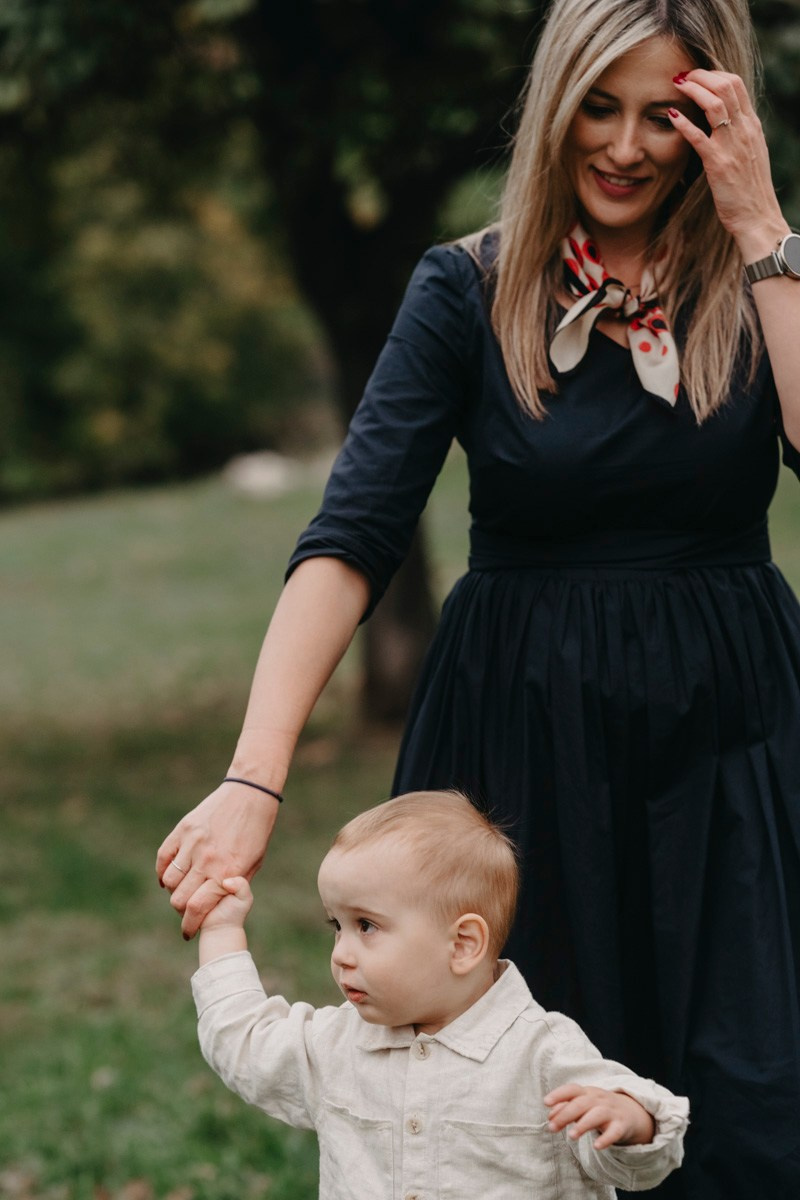 Nevena, Dusan i Vuk porodicno fotografisanje napolju. Deciji i porodicni fotograf u Beogradu Oksana Skendzic