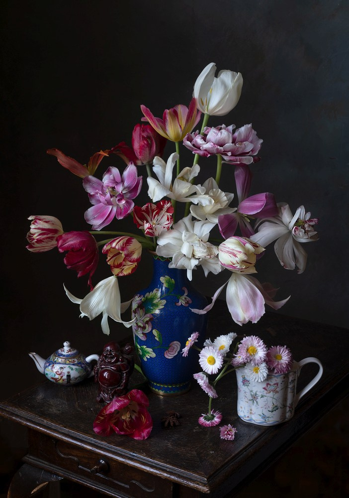 Натюрморт с тюльпанами в синей вазе