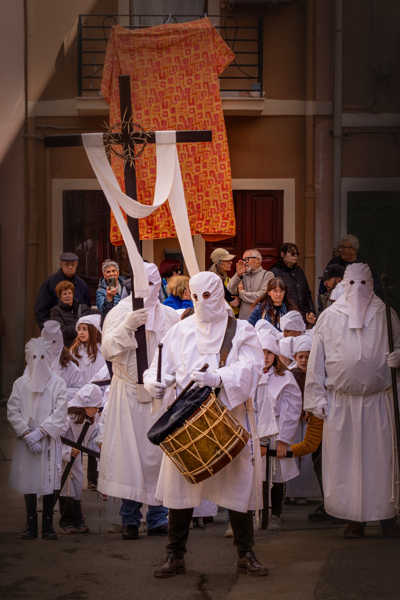 Settimana Santa. Olga Manukhina fotografo in Sardegna