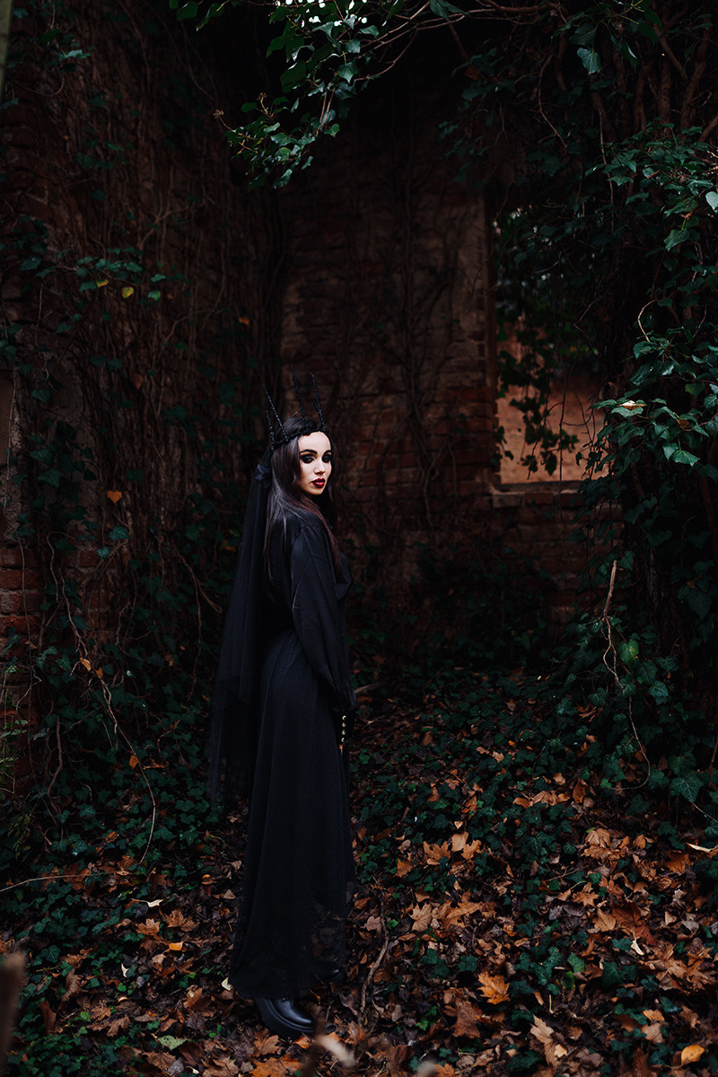 Eugenia Halloween photoshoot. Photographer in Prague for tourists