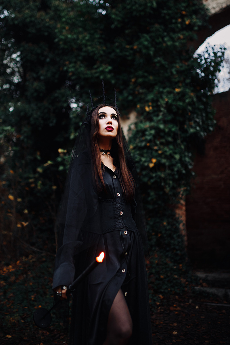 Eugenia Halloween photoshoot. Photographer in Prague for tourists