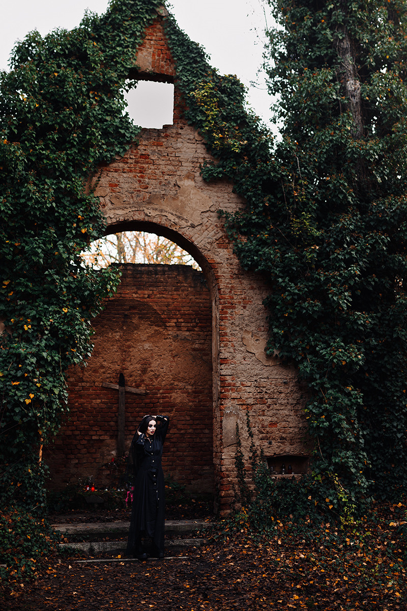 Eugenia Halloween photoshoot. Photographer in Prague for tourists