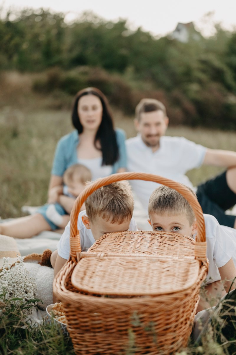Basici / porodicno fotografisanje u prirodi. Deciji i porodicni fotograf u Beogradu Oksana Skendzic
