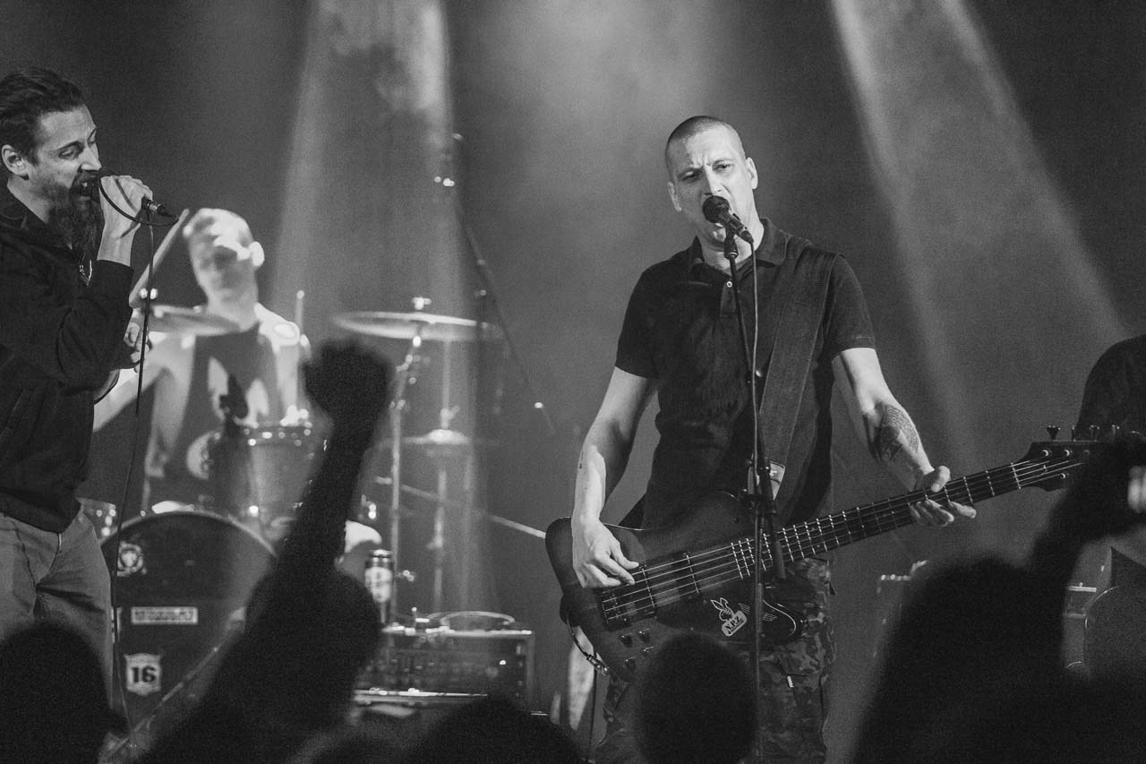 Emotivan trenutak na sceni tokom uživo nastupa benda Neprijatelj prelazi zeku u Novom Sadu.