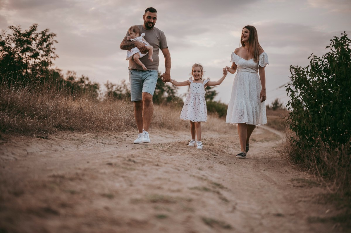 Sonja, Bojan, Nadja i Una / porodicno fotografisanje. Deciji i porodicni fotograf u Beogradu Oksana Skendzic