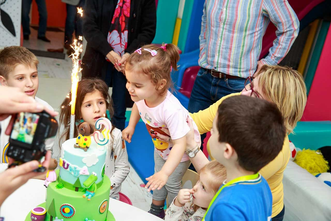 Duvanje svećica uz osmehe i radost dečjeg društva.