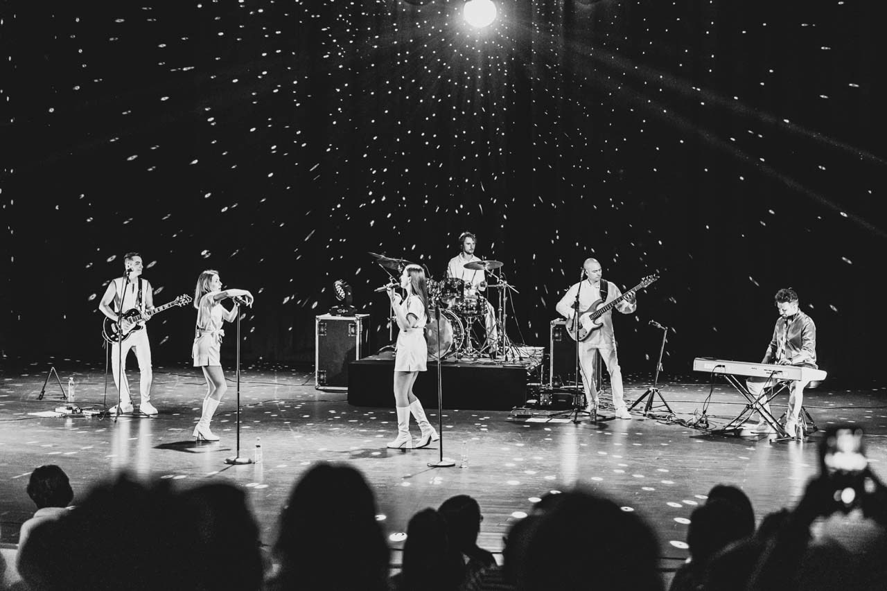 ABBA Ring Tribute na sceni Novosadske koncertne dvorane tokom koncerta.