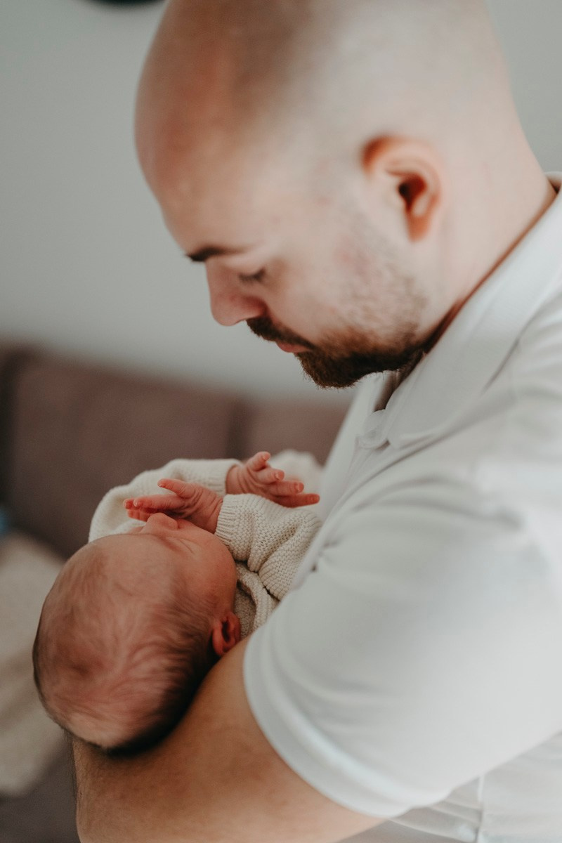 Maja Wilijam Lana i Hana — porodicno fotografisanje bebe kod kuce. Deciji i porodicni fotograf u Beogradu Oksana Skendzic