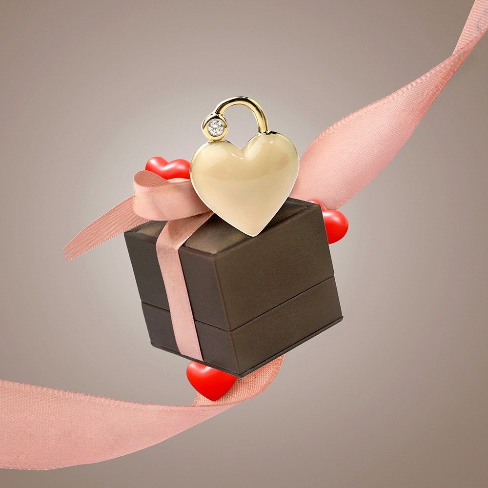 Kompozit privezak srce sa kutijom za pakovanje i ukrasnom trakom.