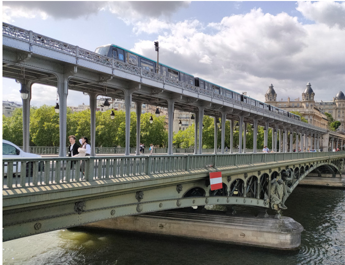 Bir-Hakeim Bridge in Paris — The Iconic Location for Luxury Proposal & Elopement Photography. Photographe à Paris