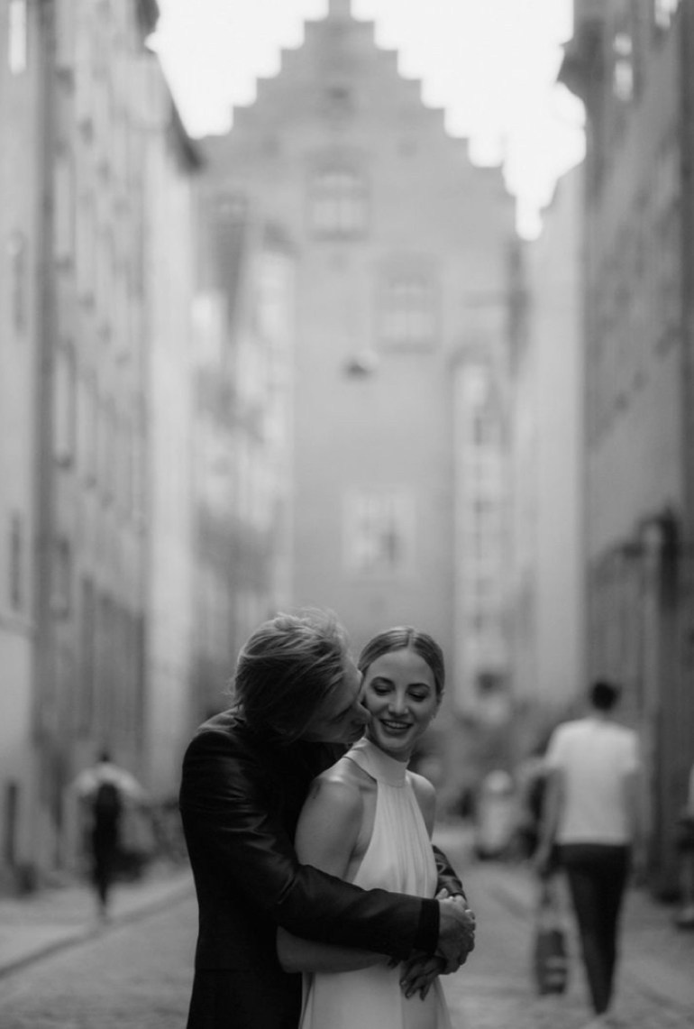 Posa di base per un servizio fotografico di coppia