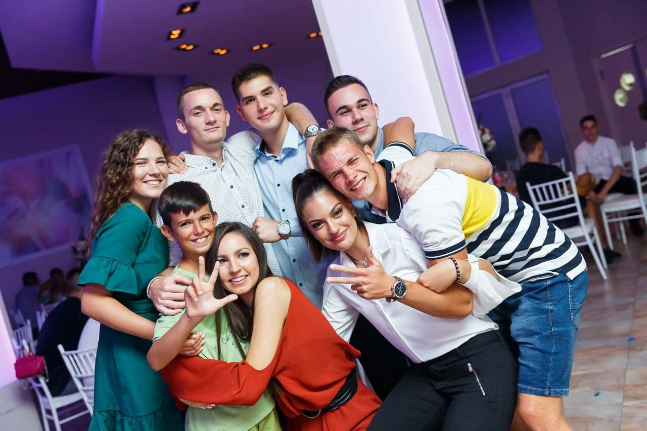 Mladi se zabavljaju na 18. rođendanu – grupna fotografija.