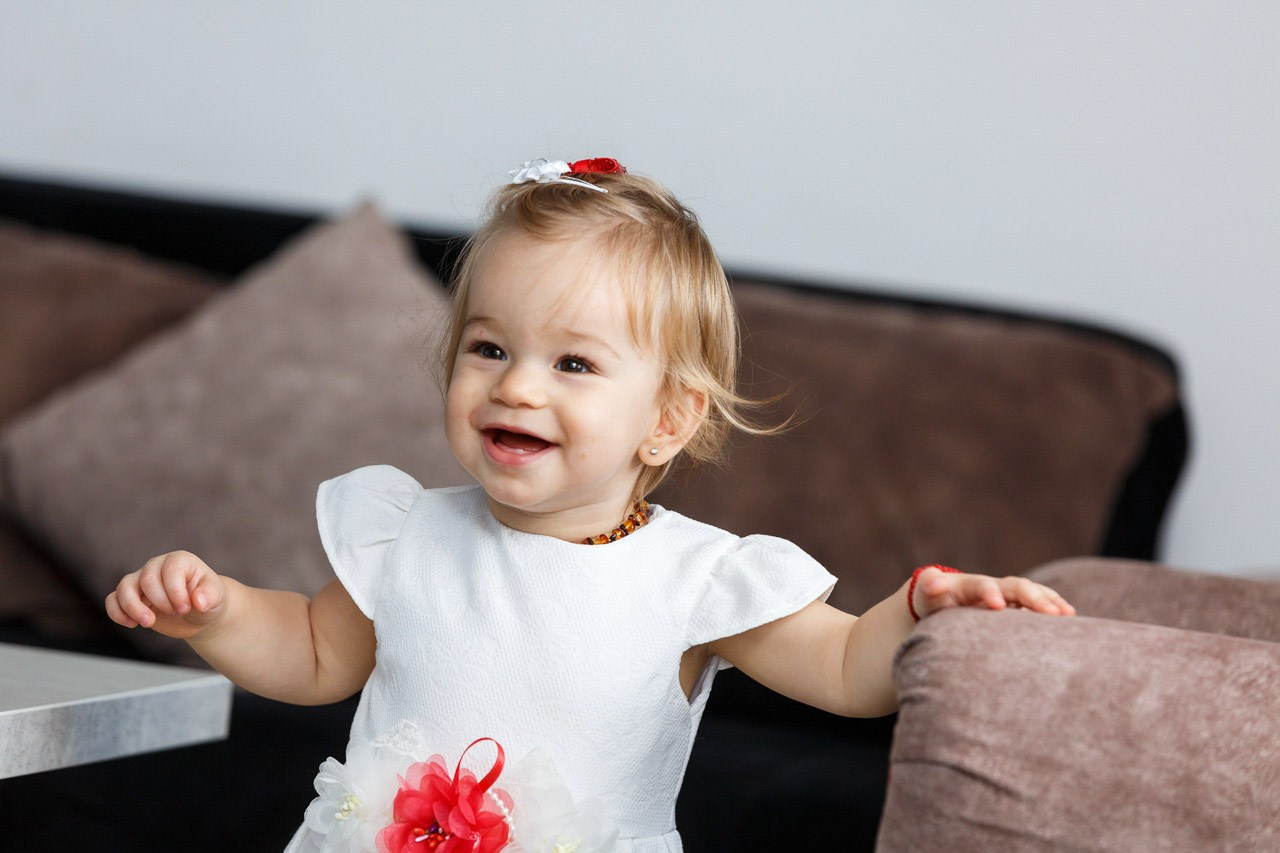 Portret nasmejanog deteta – nezaboravna uspomena sa krštenja.