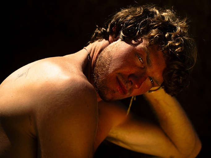 Modelshooting on a high key ambient light setting with a reflector