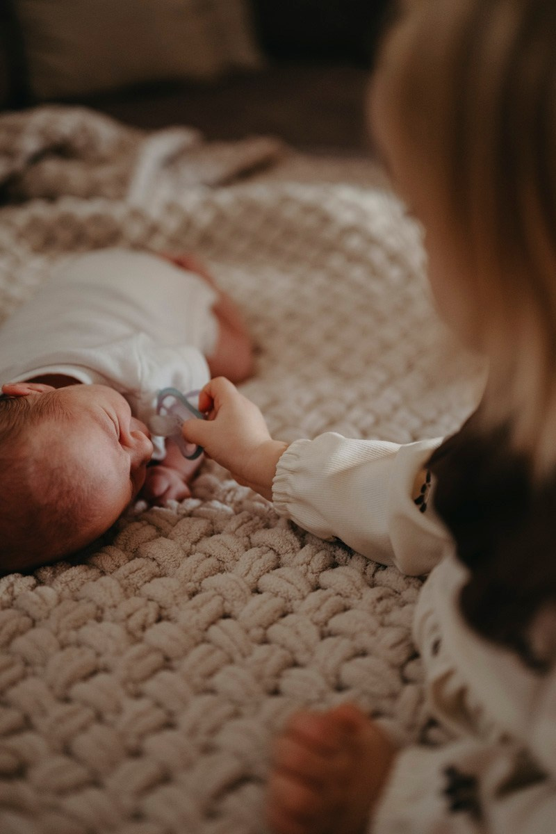 Maja Wilijam Lana i Hana — porodicno fotografisanje bebe kod kuce. Deciji i porodicni fotograf u Beogradu Oksana Skendzic