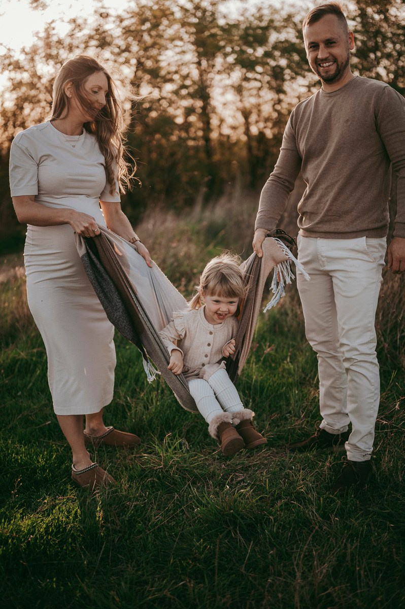 Milena / trudnicko fotografisanje sa porodicom. Deciji i porodicni fotograf u Beogradu Oksana Skendzic