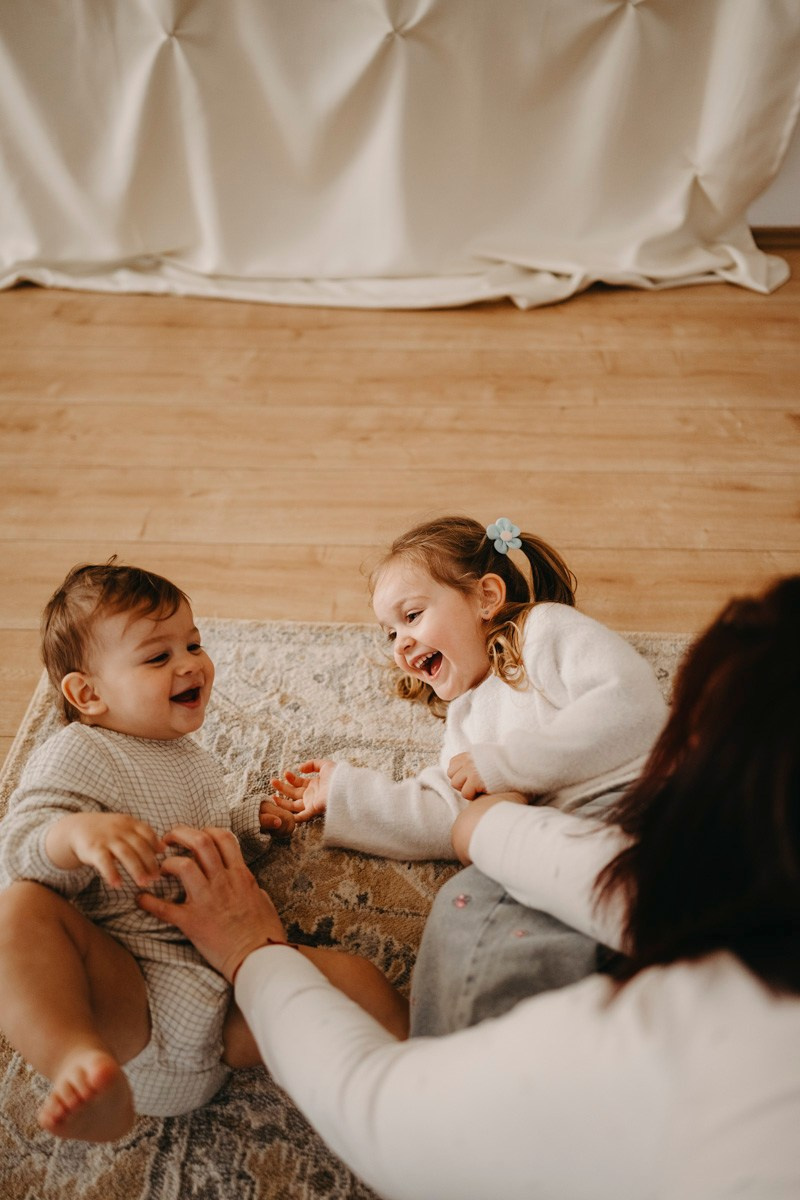 Miljana, Danka i Ilija — fotografisanje MAMINO. Deciji i porodicni fotograf u Beogradu Oksana Skendzic