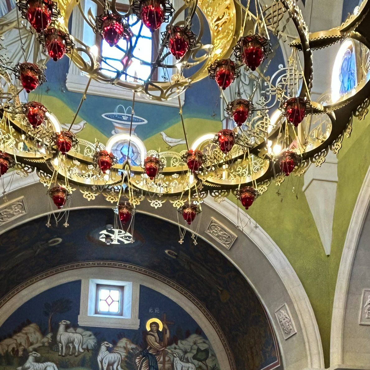 Храм Двенадцати апостолов. Хорос и светильники. Скульптор кузнец Мария Тарлецкая