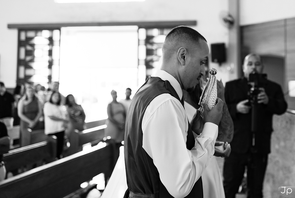 Noivo emocionado beija a imagem de Nossa Senhora no altar durante a cerimônia.