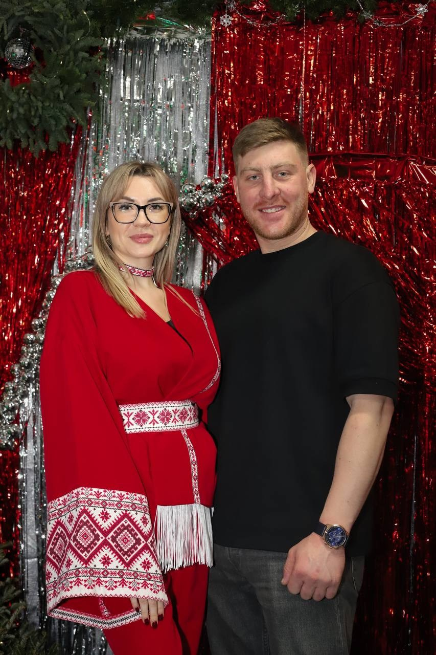 Під омелою. VALERIIA VIUNOVA individual shooting\love story\event\brand