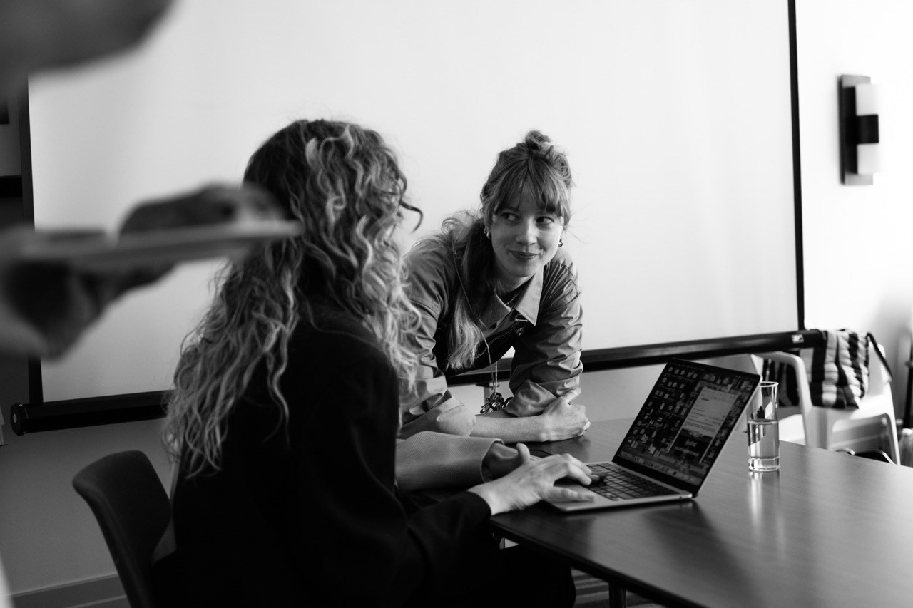 Backstage fotografie. Dana Lišková — Empatická fotografka | Introspektivní umělkyně | Neurodivergentní koučka| Zakladatelka Artepy.cz
