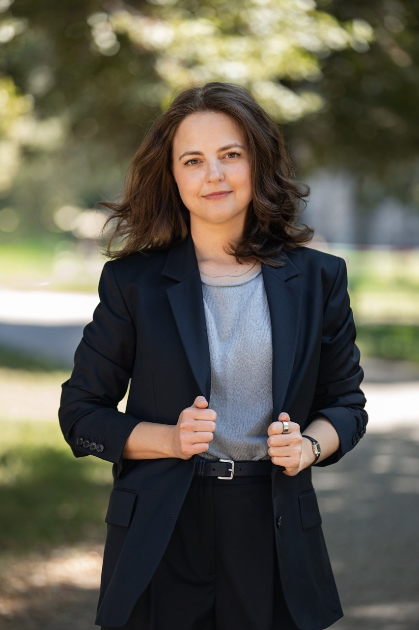 Portrétní fotografka Praha. Dana Lišková — Empathetic Photographer | Introspective Artist |Neurodivergent Coach | Founder of Artepy.cz