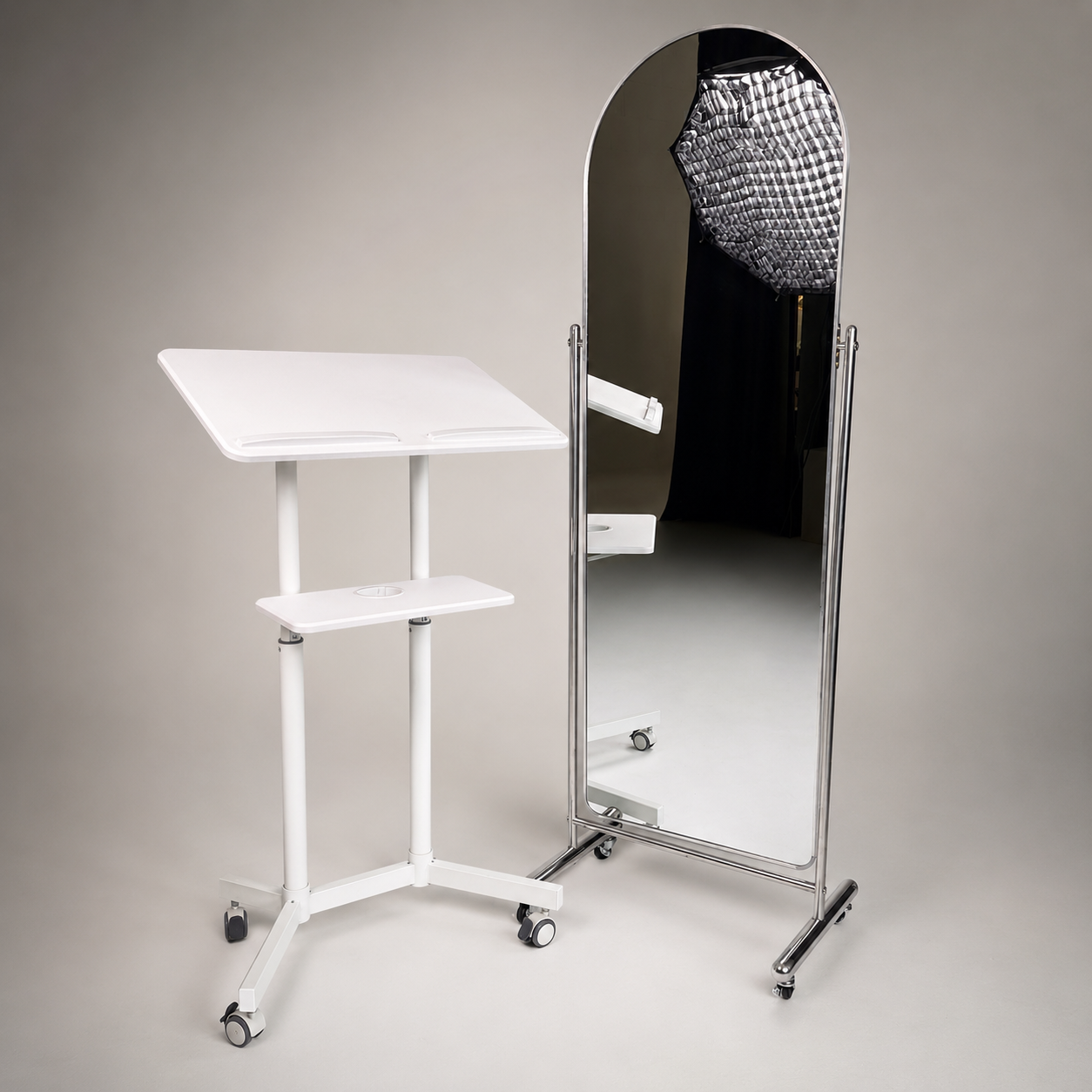 Weißer höhenverstellbarer Rolltisch und großer Standspiegel auf Rollen – Möbel und Requisiten im Fotostudio Aesthetic Space München