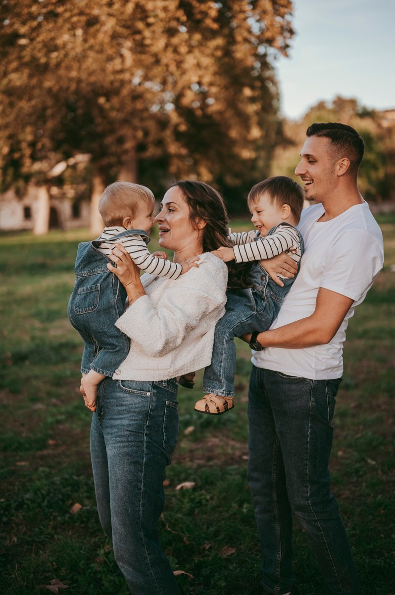 Aleksandra, Filip, Lion i Luka / PORODICNOFOTOGRAFISANJE napolju. Deciji i porodicni fotograf u Beogradu Oksana Skendzic