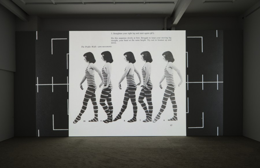 Кадр из работы Мунго Томсона "Time Life" (2014–2022), стоп-моушн видео, созданное из страниц энциклопедий Time-Life и других справочных книг, представленное на выставке Kuvan Kevät 2024, исследующее переход от аналоговых к цифровым медиа через гипнотические визуальные последовательности и саундтреки современных композиторов.