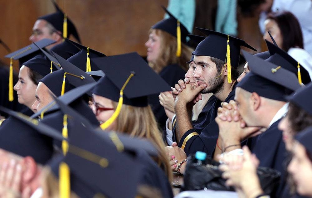 Академични тоги и шапки за университети | Официално облекло|togiishapki.bg. 🎓 Togiishapki.bg — Тоги и академични шапки за дипломиране на студенти, ученици и деца