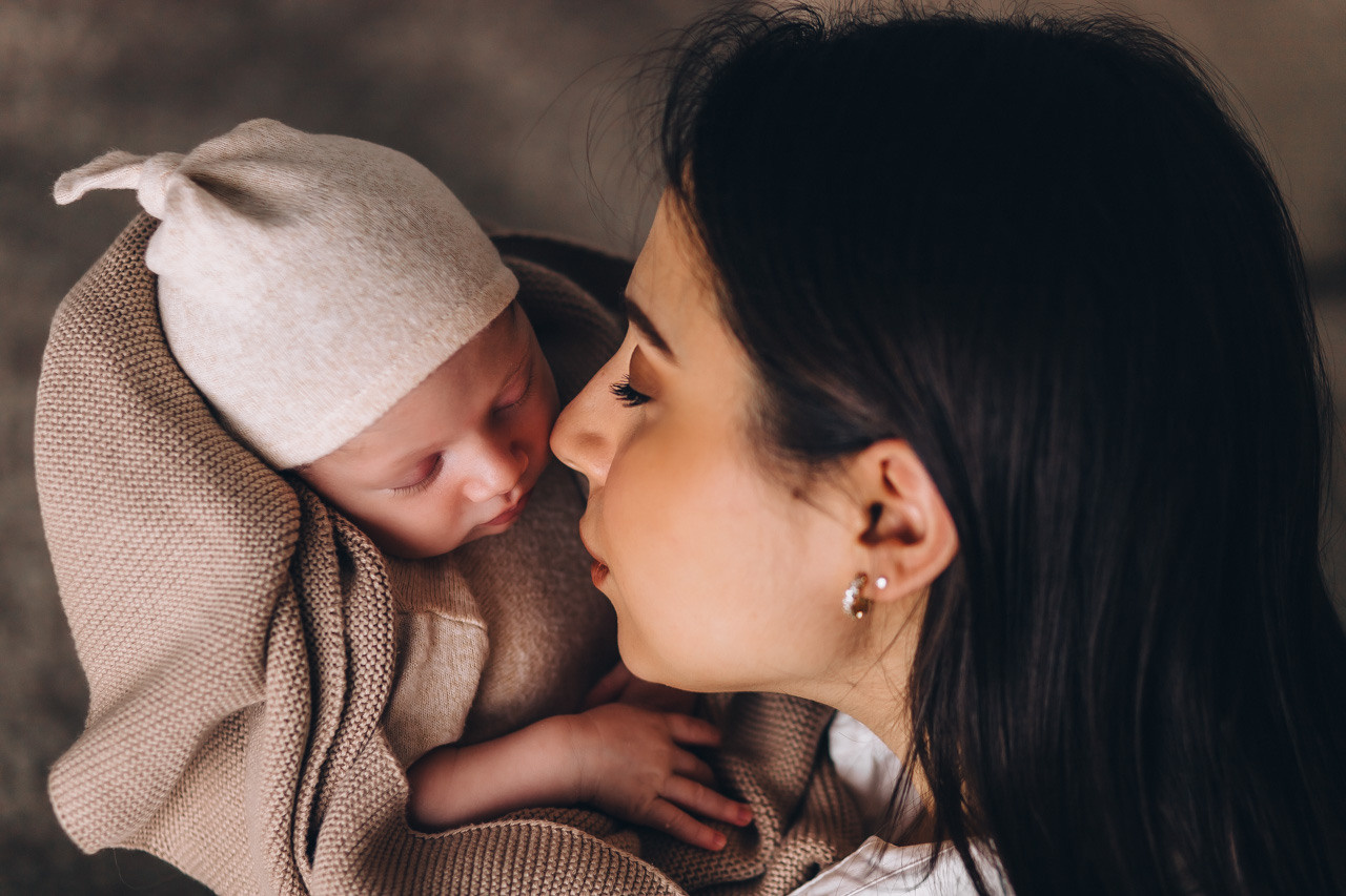Mutter und Baby im Fotostudio mit schönen neutralen Requisiten