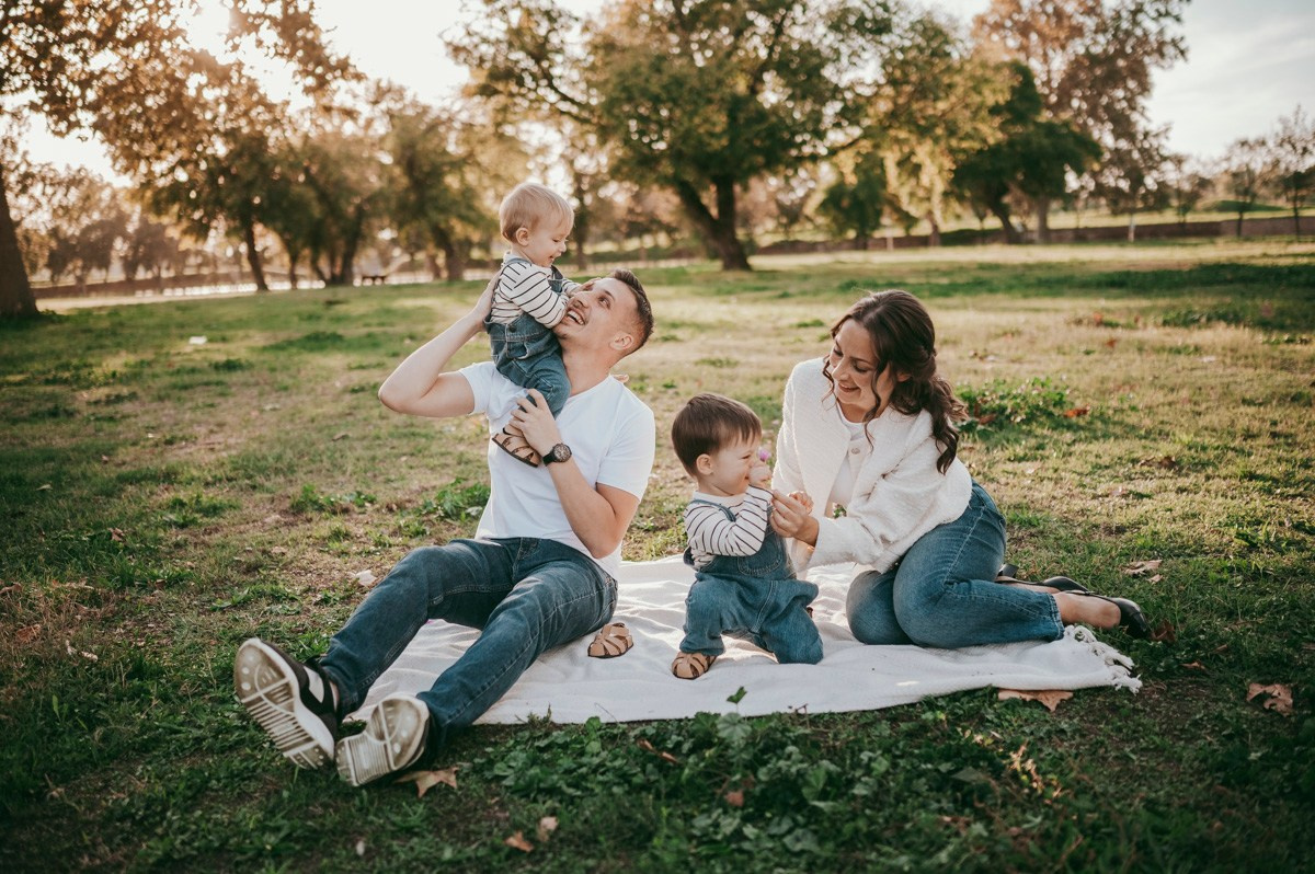 Aleksandra, Filip, Lion i Luka / PORODICNOFOTOGRAFISANJE napolju. Deciji i porodicni fotograf u Beogradu Oksana Skendzic