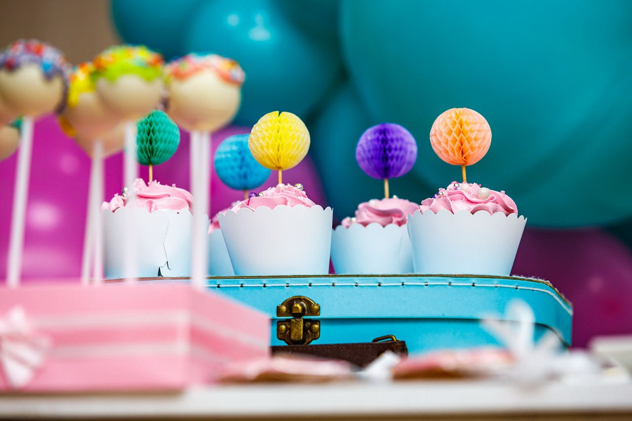 Dekorativni slatkiši na tematskom rođendanu za decu.