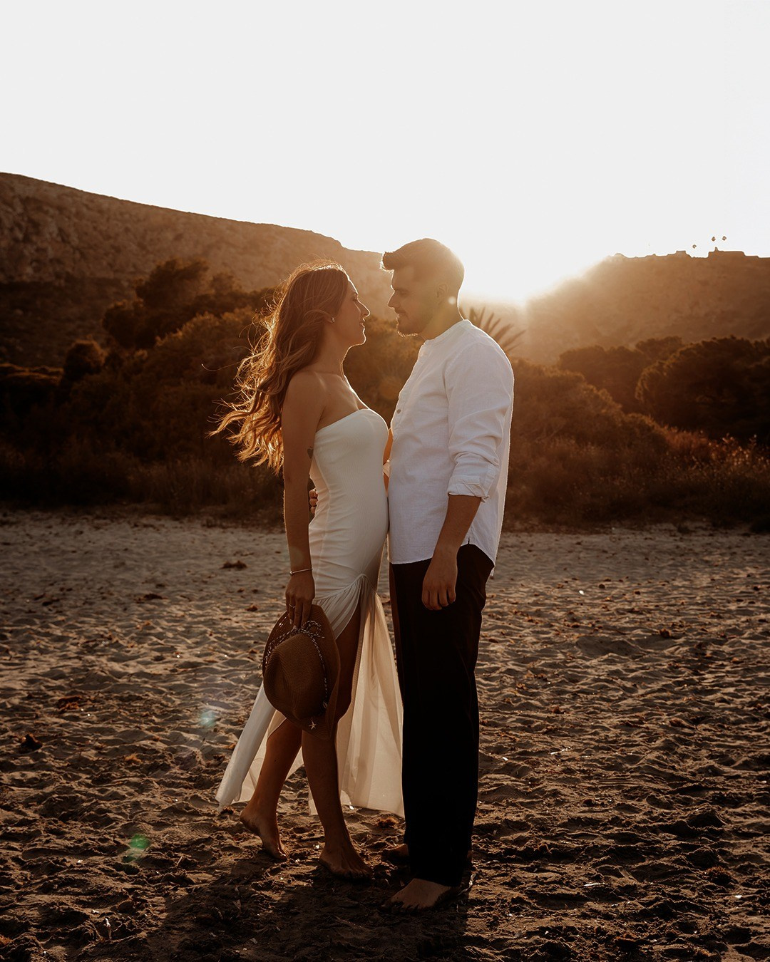 Retrato de pareja frente a frente con la luz del atardecer.