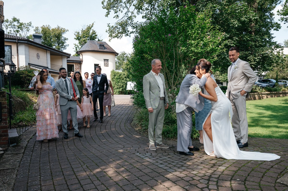 guests arrival to wedding