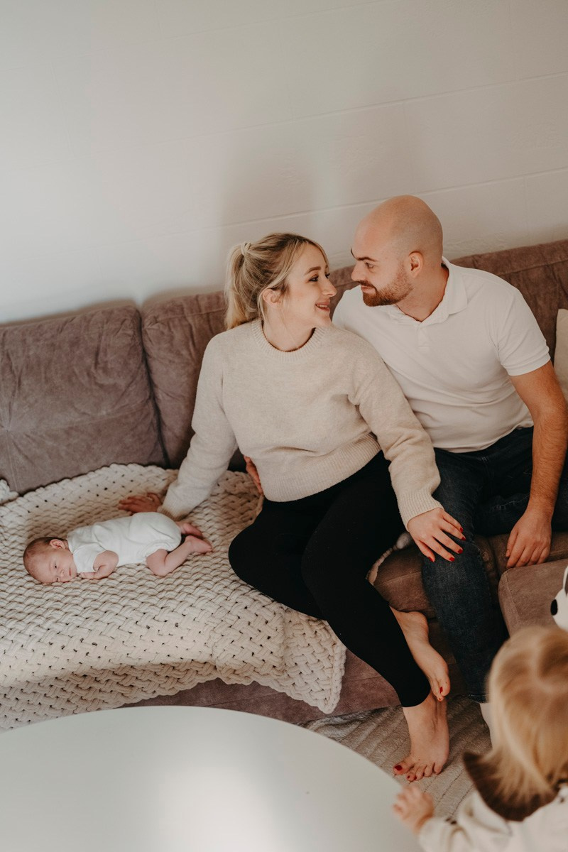 Maja Wilijam Lana i Hana — porodicno fotografisanje bebe kod kuce. Deciji i porodicni fotograf u Beogradu Oksana Skendzic