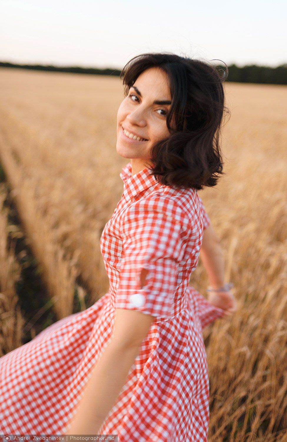 Family photo session in a wheat field of Moldova — family photographer Andrei Zveaghintev. Wedding and family photographer in Moldova, Chisinau— Andrei Zveaghintev