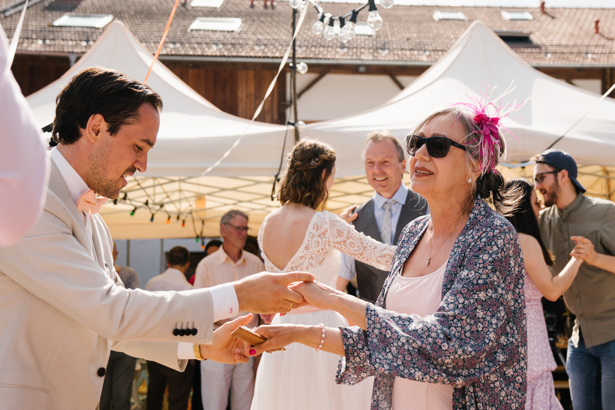 Wedding photographer Munich, with natural, no posing photography style. Inna Zaytseva Photography | Photographer in Munich | Content Creation