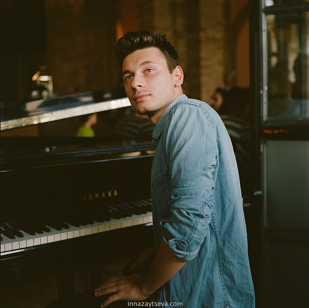 Alain Abramo, Porträt eines Musikers, der eine Pause vom Klavierspielen macht und nach oben schaut