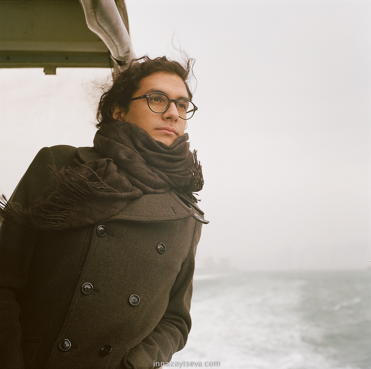 Francisco Yaphet Kajatt Vaccari, Porträt eines Mannes, der auf dem Boot sitzt und auf das Meer blickt