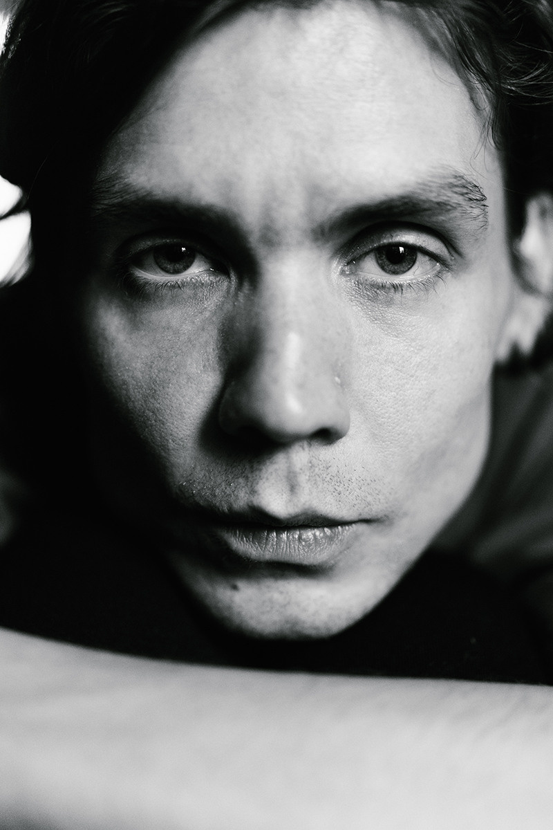 Schwarz-Weiß-Porträt eines DJs Nikita Zabelin in Großaufnahme, der direkt in die Kamera schaut