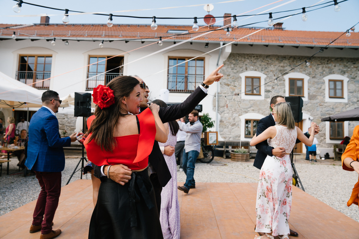 Wedding photographer Munich, with natural, no posing photography style. Inna Zaytseva Photography | Photographer in Munich | Content Creation