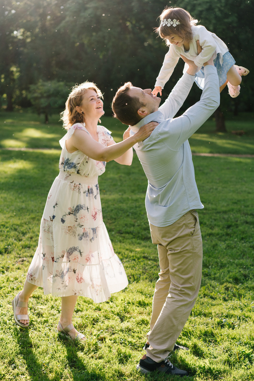 Family photo session in Munich park. Inna Zaytseva Photography | Photographer in Munich | Content Creation