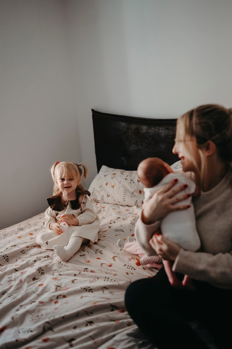 Maja Wilijam Lana i Hana — porodicno fotografisanje bebe kod kuce. Deciji i porodicni fotograf u Beogradu Oksana Skendzic