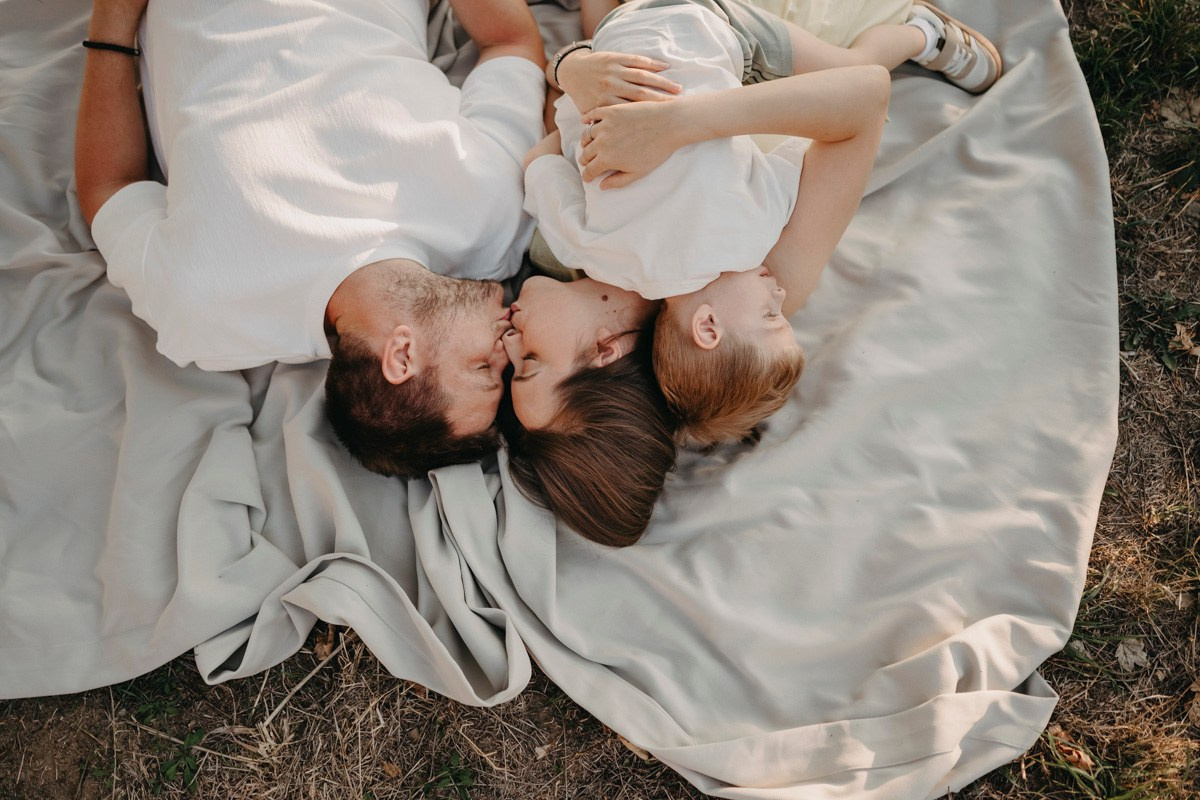 Djurdjica, Tadej i Miloje porodicno fotografisanje napolju. Deciji i porodicni fotograf u Beogradu Oksana Skendzic