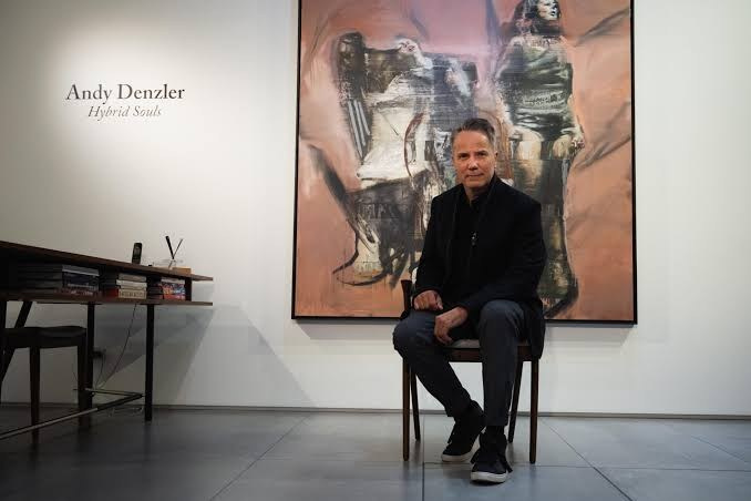 Энди Денцлер — швейцарский современный художник, известный своими живописными портретами, стилизованными под стоп-кадры VHS-записей. Его картины создаются с помощью техники размазывания мазков, что придаёт им эффект движения, искажения и визуальной памяти. Работы Денцлера исследуют темы времени, медиа, идентичности и восприятия реальности.