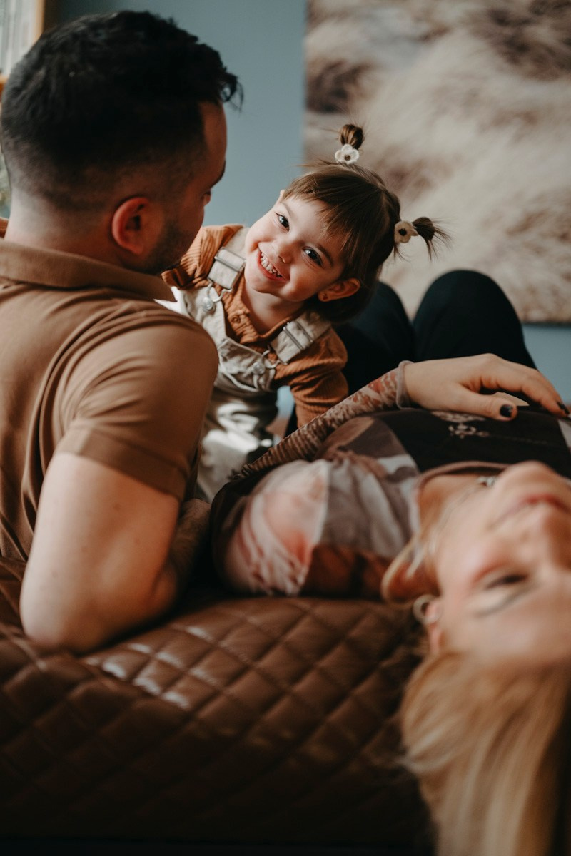 Natasa, Ema i Lazar — porodicno fotografisanje kod kuce. Deciji i porodicni fotograf u Beogradu Oksana Skendzic