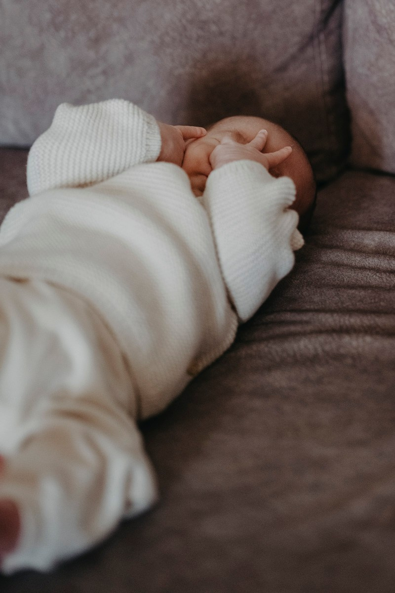 Maja Wilijam Lana i Hana — porodicno fotografisanje bebe kod kuce. Deciji i porodicni fotograf u Beogradu Oksana Skendzic