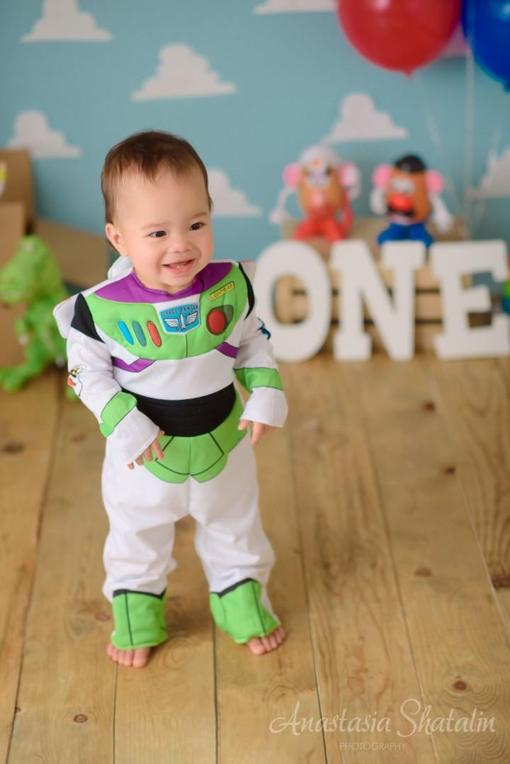 Toy story cake smash first Birthday photoshoot. Family photographer in Roseville, Rocklin, Folsom, Sacramento